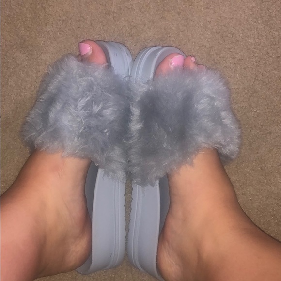 Hardly worn size 8 gray slip on shoes with fur - Picture 3 of 8